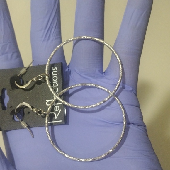 Women's Stylish Textured Design Silver tone Hoop Fishhook 2.5-inch Drop Earrings - Picture 4 of 9